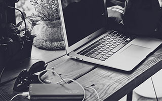 爱游戏电脑版官网-_美网：突如其来的暴雨打断比赛，运动员表现坚韧不拔_，美网比赛视频