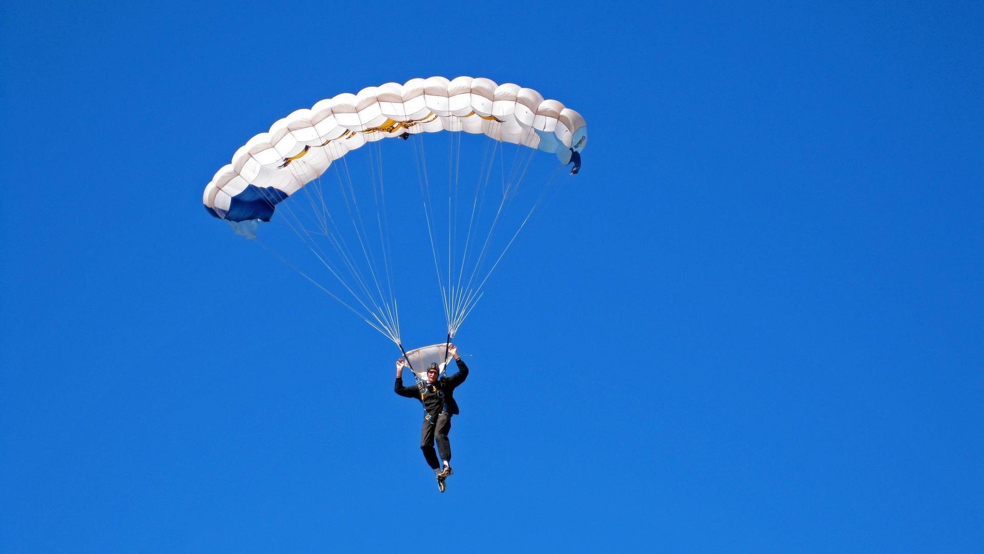 爱游戏下载-青年赛事吸引大批观众关注体育后备力量引发热议，体育界青年